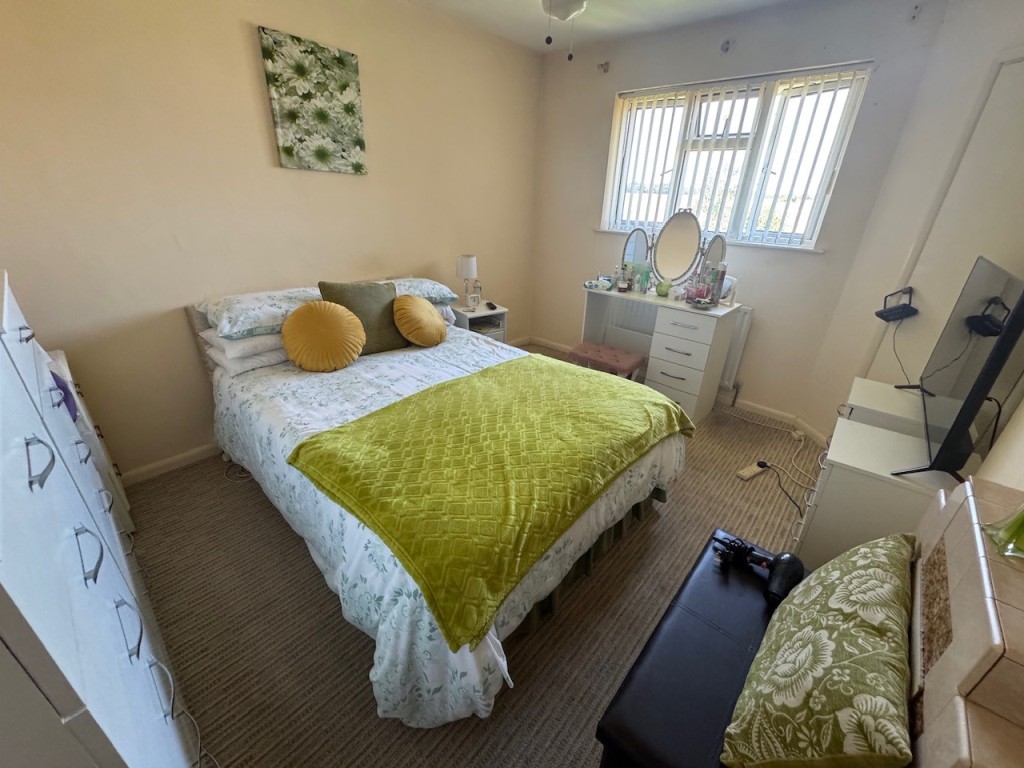 Lot: 151 - THREE-BEDROOM SEMI-DETACHED HOUSE - RESIDENTIAL INVESTMENT - Bedroom 1